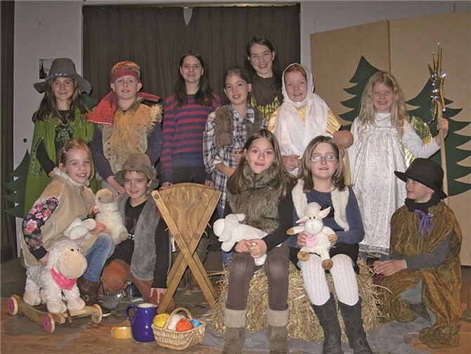 Die Kinder der „Jungen Familie“ führten eine Geschichte von Hirten und Geschenken auf. privat