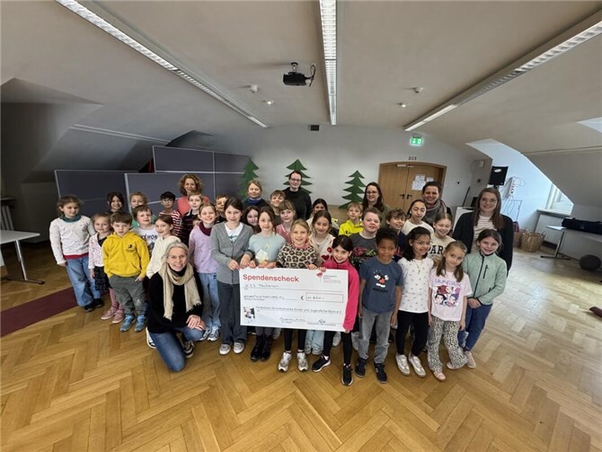 Die Kinder der KGS Meckenheim selbst staunten bei der Spendenübergabe über die enorme Spendensumme von 13.850 Euro und freuten sich, dass damit krebskranken Kindern und Jugendlichen geholfen wird.Foto: privat