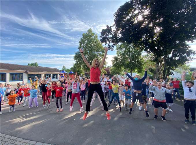 Die Kinder der KGS Meckenheim tanzen gemeinsam zum Abschluss der Sportwoche.Foto: privat