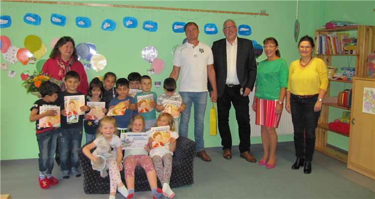 Die Kinder der Kath. Kita St. Pius freuen sich gemeinsam mit der Leiterin Helga Pollig über die Auszeichnung. Mit dabei waren auch (v. li.) Dr. Klaus Styzinski, Michael Vitten, Heike Lück und Andrea Motz.Foto: privat