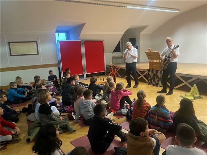Die Kinder der Katholischen Grundschule lauschten fasziniert dem fulminanten musikalischen Spiel von Johannes Epremian auf der Gitarre, während Yves Gueit auf der Flöte brillierte.  Fotos: privat
