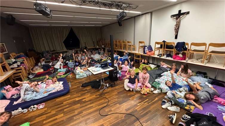 Die Kinder der Katholischen Mädchenjugend St. Cyriakus Mendig bei ihrer Übernachtungsparty im Pfarrheim.  Foto: privat