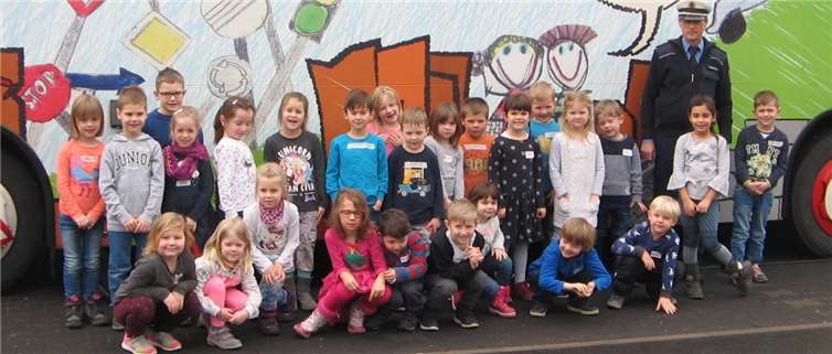 Die Kinder der KiTa "Arche Noah" freuten sich über den unterhaltsamen Besuch der Polizeipuppenbühne Koblenz.Foto: privat