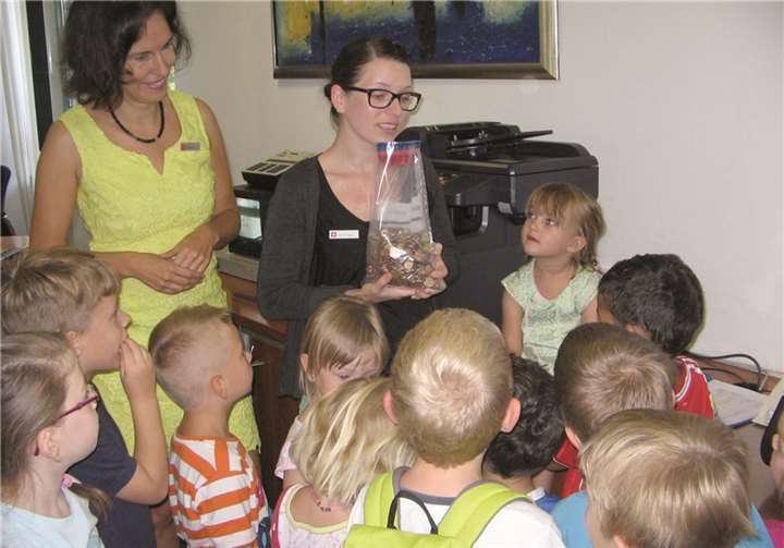 Die Kinder der KiTa „Arche Noah“ lassen bei ihrem Besuch in der Sparkasse ihren Münzbeutel zählen.  privat