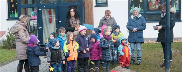 Die Kinder der KiTa Eifelzwerge begrüßen die Besucher. Fotos: SES