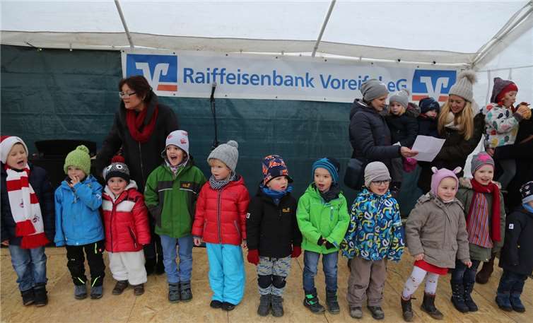 Die Kinder der KiTa „Flohkiste“ begrüßten musikalisch die Weihnachtszeit. Fotos: StF