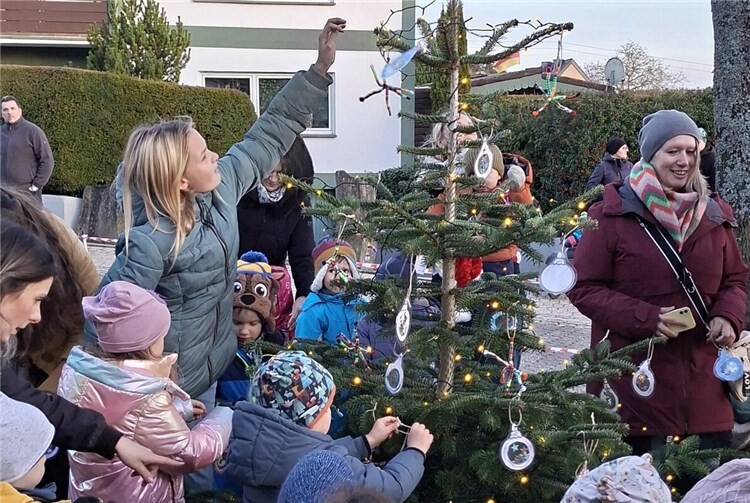 Die Kinder der KiTa Kürrenberg bei der Eröffnung des 1. Adventsfensters. Foto: Susanne Landvogt-Ludwig/Stadt Mayen