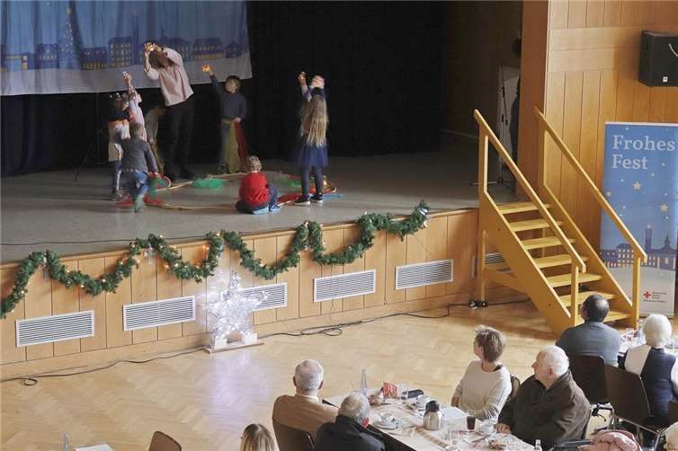 Die Kinder der KiTa Sonnenschein brachen mit ihrem Lichtertanz das Eis. Als Lohn gab es kräftigen Applaus und Schokolade.