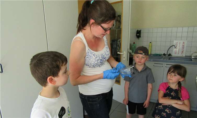 Die Kinder der KiTa hören der Polizeikommissarin aufmerksam zu.privat