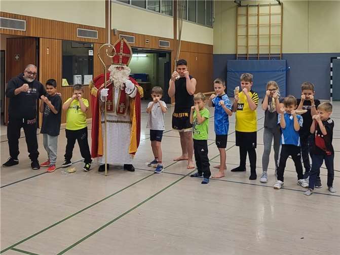 Die Kinder der Kickboxgruppe Adendorf waren sehr überrascht und staunten, als der Nikolaus sie während ihrer Trainingsstunde in der Turnhalle Adendorf besuchte. Foto: privat