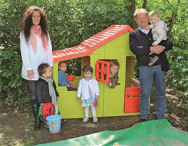 Die Kinder der Kinderkrippe St. Johannes sind begeistert vom neuen Spielhaus auf dem Außengelände ihrer Kinderkrippe. privat