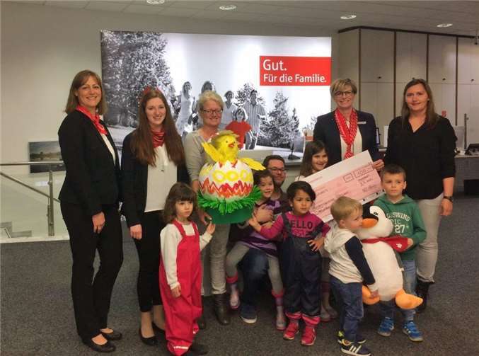Die Kinder der Kindertagesstätte CariNest aus Meckenheim können sich auf einen neuen Spielgefährten, dem XXL-Plüschpinguin Ole, freuen. Die Übergabe erfolgte in der Regional-Filiale Meckenheim durch die Mitarbeiterinnen Annette Klick (links), Anja Paffenholz (2. v. l.) und Sonja Schallenberg (2. v. r.).