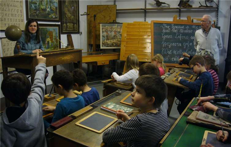 Die Kinder der Kindertagesstätte Chateau-Renault lernen eine alte Schulklasse um 1930 kennen.Foto: privat