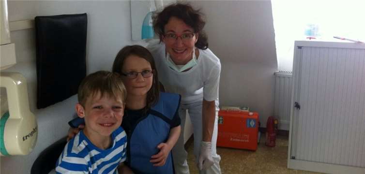 Die Kinder der Kindertagesstätte Ockenfels erlebten eine spannende Führung durch die Zahnarztpraxis von Frau Dr. Brenner-Schmiege.privat