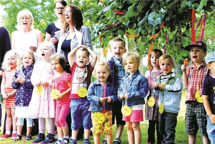 Die Kinder der Kindertagesstätte Puderbach sangen zur Eröffnung ihres neuen Barfußpfades ihr Sommerfest-Lied.