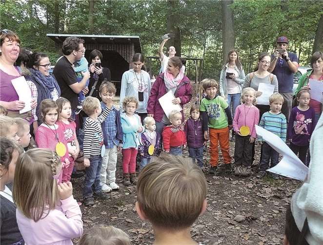 Die Kinder der Kindertagesstätte Spatzennest bei der Vorführung ihres Abschlussliedes „Die Spatzen rasen durch den Wald“.privat