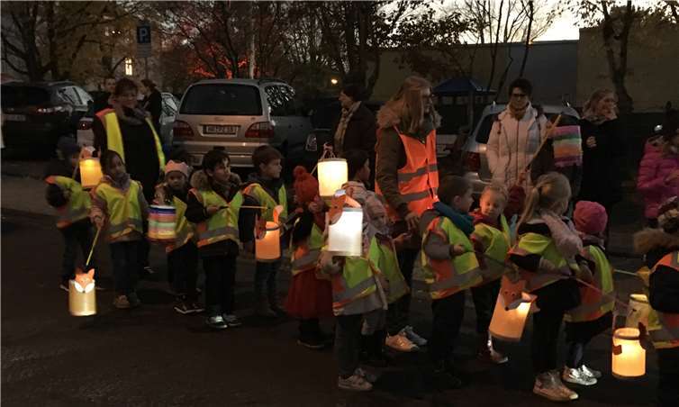 Die Kinder der Kindertagesstätte St. Maria Magdalena zogen mit ihren Laternen durch die Straßen. Foto: privat