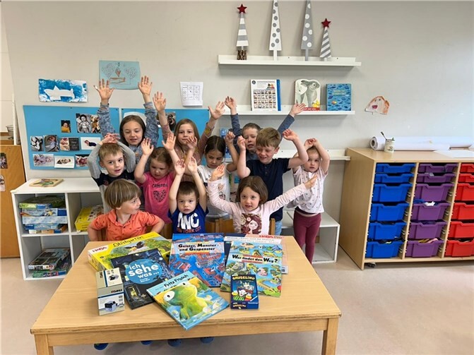 Die Kinder der Kindertagesstätte in Bell erhielten kürzlich neue Bücher, Spiele und andere Materialien. Foto: privat