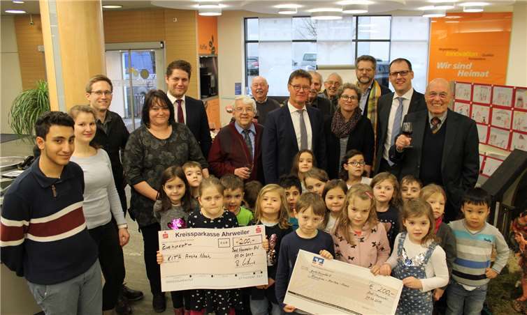 Die Kinder der Kindertagesstätten Blandine-Merten-Haus und Arche Noah begeisterten mit ihren Gemälden und wurden mit einer Spende von jeweils 200 Euro für die Einrichtungen belohntDU