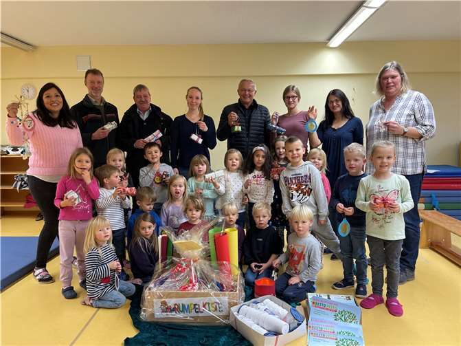 Die Kinder der Kita Anhausen – sowohl in der Lessingstraße als auch in der Waldgruppe – haben in diesem Jahr den Schmuck für den Weihnachtsbaum im Kreishaus gebastelt. Quellen: Kreis Neuwied