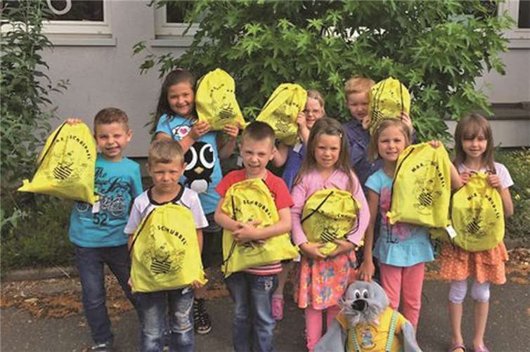 Die Kinder der Kita Arche Noah in Düngenheim freuen sich über den kindgerecht bestückten Max Schrubbel Rucksack. privat