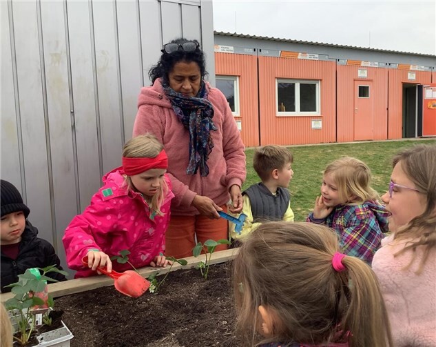Die Kinder der Kita Hellenbach können es kaum erwarten, die süßen roten Früchte bald wachsen zu sehen.  Foto: Stadtverwaltung Sinzig