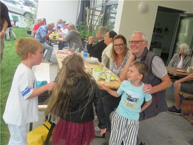 Die Kinder der Kita Hummelnest genießen den Besuch ihrer Großeltern bei einem unvergesslichen Fest. Foto: Kita Hummelnest