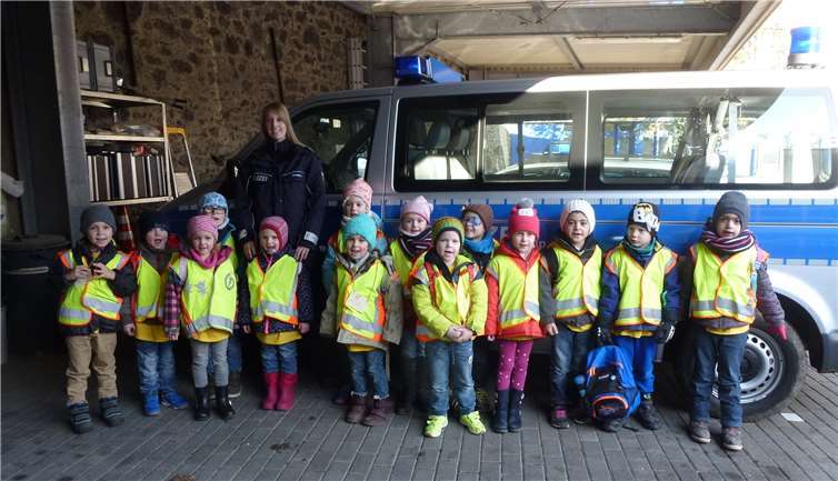 Die Kinder der Kita Mariengarten übten mit Frau Schmitz von der Polizei Andernach den sicheren Weg auf den Straßen.privat