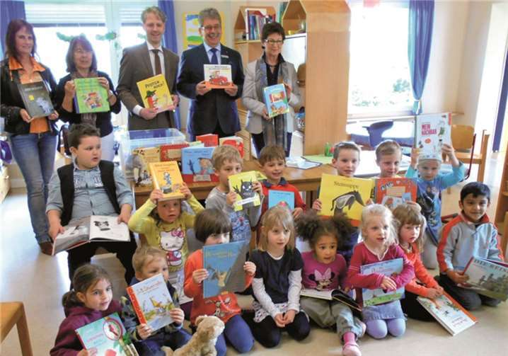 Die Kinder der Kita Maulwurfshügel sagen Danke für die vielen neuen Bücher, gespendet von der Bildungsstiftung der Kreissparkasse Köln.privat