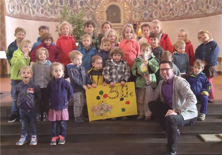 Die Kinder der Kita Mayschoß übergaben Pastor Anhalt ihre Spende aus dem Zirkus-Kigaquatsch. privat