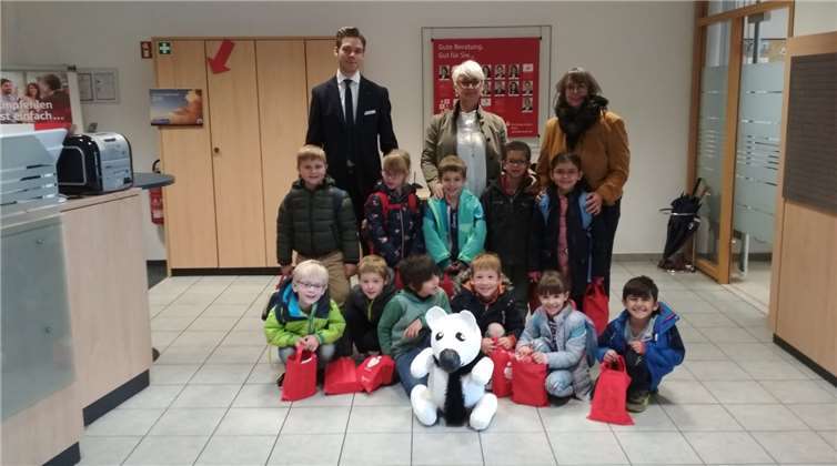 Die Kinder der Kita Oberbachem mit ihrem Kunstwerk.Kita Oberbachem, Christine Giesen