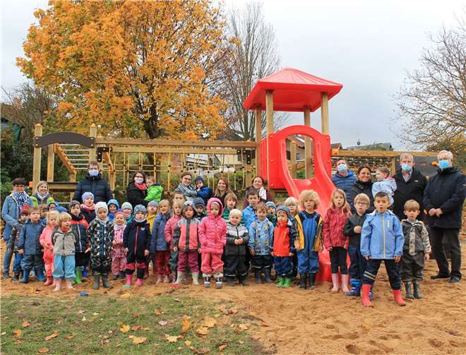 Die Kinder der Kita Pusteblume freuen sich riesig über ihre neuen Spielgeräte. Fotos: privat