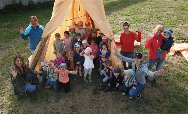 Die Kinder der Kita Rambazamba mit ihrem selbst gebauten Tipi-Zelt. Fotos: Stadtverwaltung Lahnstein