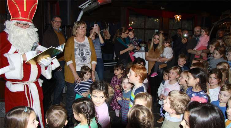 Die Kinder der Kita Rappelkiste begrüßten den Nikolaus in der Adenbach-Hütte mit fröhlichen Nikolaus-Liedern. Arne Flander