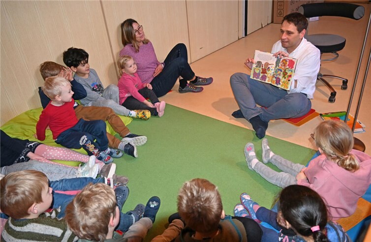 Die Kinder der Kita Rappelkiste folgen Bürgermeister Sven Schnieber auf seiner spannenden Lesereise. Foto: Stadt Meckenheim