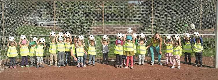 Die Kinder der Kita "Rappelkiste" mit ihren neuen Fußbällen. privat