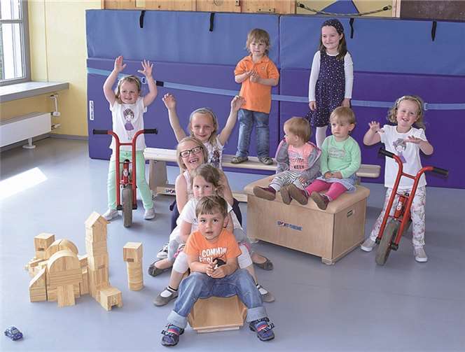 Die Kinder der Kita Sankt Maria Magdalena freuen sich über die neuen AnschaffungenPrivat.