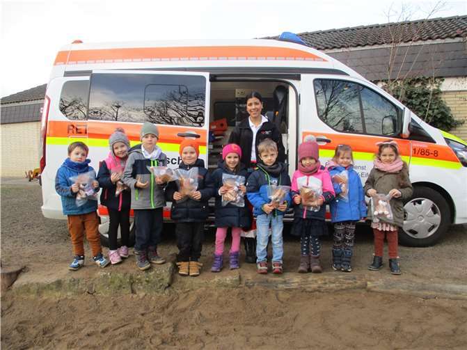 Die Kinder der Kita Schillerring in Andernach, auch bekannt als die „Eichhörnchen“, hatten Besuch: Eine Rettungssanitäterin samt Rettungswagen ermöglichte den neugierigen Kindern einen aufregenden Einblick in die Arbeit der Sanitätskräfte. Foto: privat