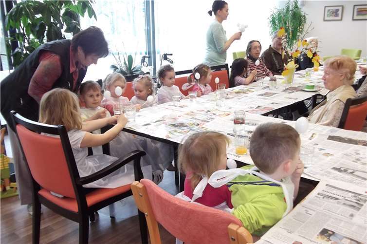 Die Kinder der Kita St. Albert bei den Bewohnern des Katharina-Kasper-Hauses.Privat