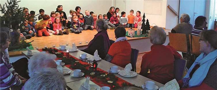 Die Kinder der Kita St. Albert sangen zur Freude der kfd-Frauen von St. Albert Advents- und Nikolauslieder. privat