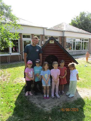 Die Kinder der Kita St. Arnulfus Nickenich (in Trägerschaft der kath. Kita GgmbH Koblenz) freuen sich über neue Dächer für ihre Spielhäuser. Foto: privat