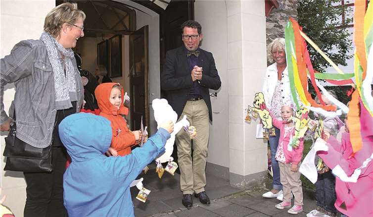 Die Kinder der Kita „St. Johannes“ Dernau überraschten „ihren“ Pastor Anhalt mit kleinen Präsenten aus Fruchtgummi. BÜN