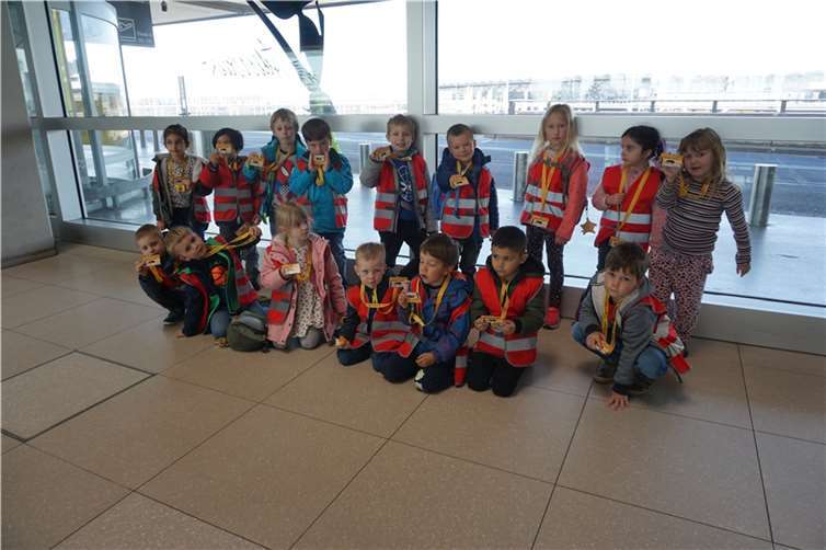 Die Kinder der Kita St. Johannes Nepomuk bei ihrem Besuch am Flughafen Köln/Bonn.  Foto: privat