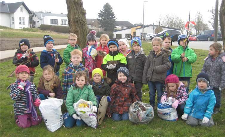 Die Kinder der Kita Thür bei ihrer Aufräumaktion.Privat