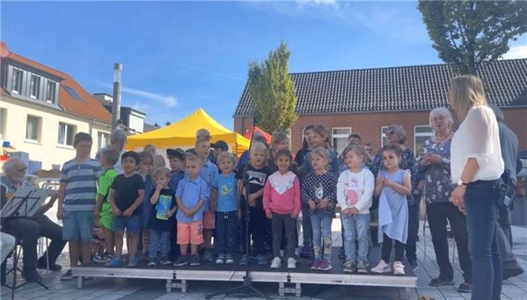 Die Kinder der Kita Villa Regenbogen singen auf dem „Tag der sozialen Dienste“. Foto: Stadt Meckenheim