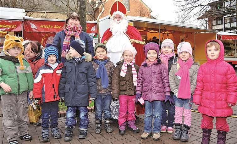 Die Kinder der Kita „Zur Glocke“ trafen auf dem Meckenheimer Wochenmarkt auf den Nikolaus.Stadt Meckenheim