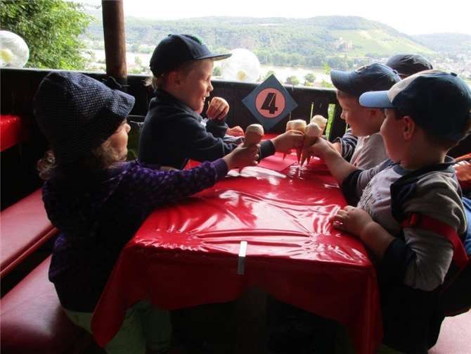 Die Kinder der Kita genossen sichtlich ihr Eis.privat