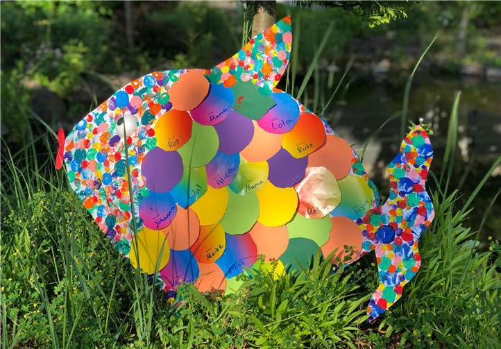 Die Kinder der Kita hatten einen großen „Namensfisch“ gebastelt.Foto: privat