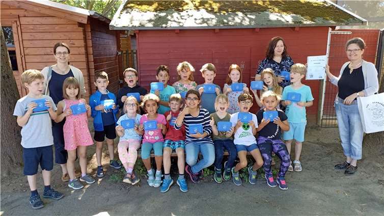 Die Kinder der Klasse 1 a der GS Bad Bodendorf und ihre Klassenleiterin Stefanie Loosen (Mitte) nahmen freudig den Preis der AGZ Ahrweiler entgegen.