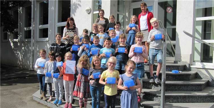 Die Kinder der Klasse 2 der GS Brohl-Lützing und ihre Klassenleiterin Sabine Heinemann-Gross (2. v. l.) nahmen freudig den Preis der AGZ Ahrweiler entgegen.